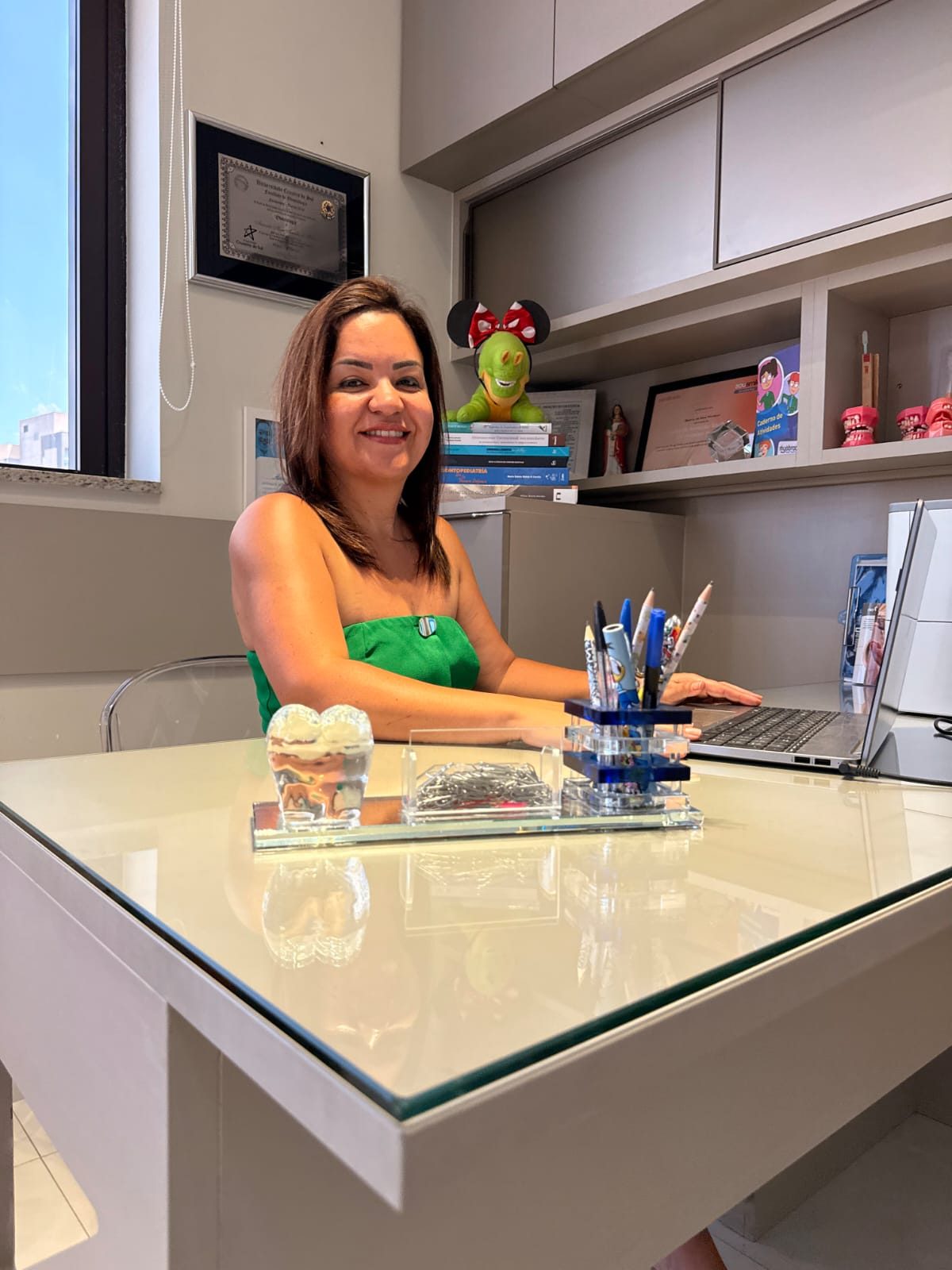Dra. Amanda Arantes em seu consultório na Clínica Anavoig