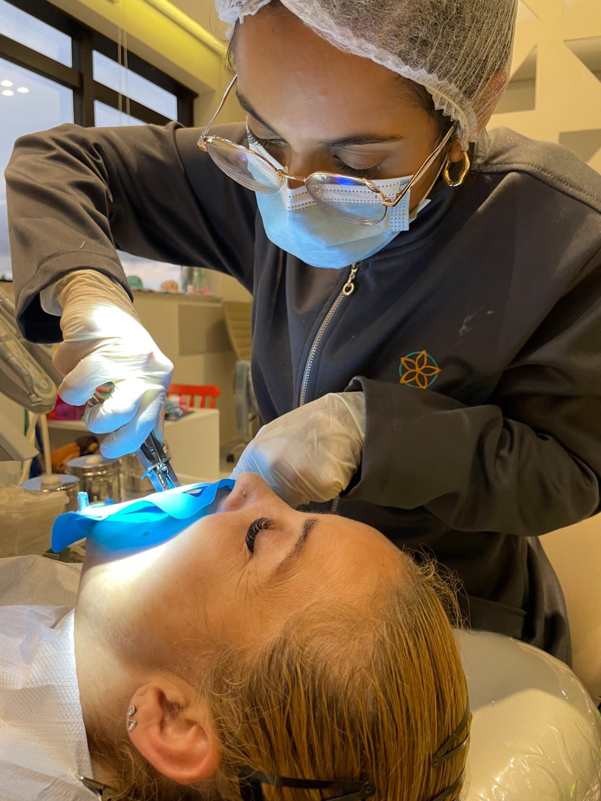 Procedimento odontológico com luz de laser em consultório moderno